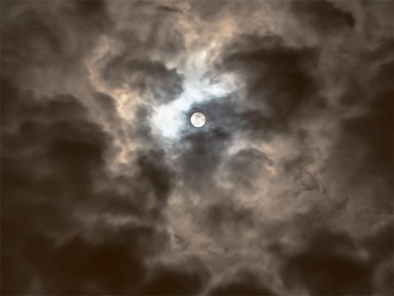 Pleine lune derrière les nuages