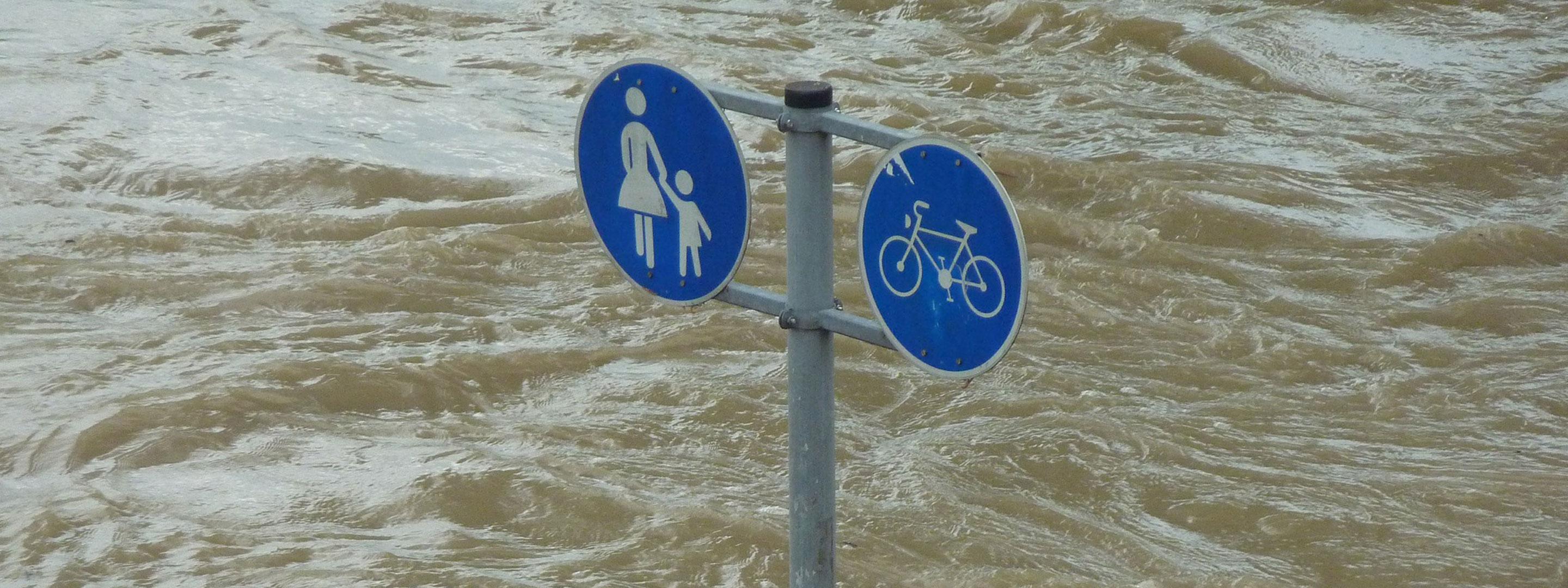 Piste cyclable et piétonne inondée lors des inondations