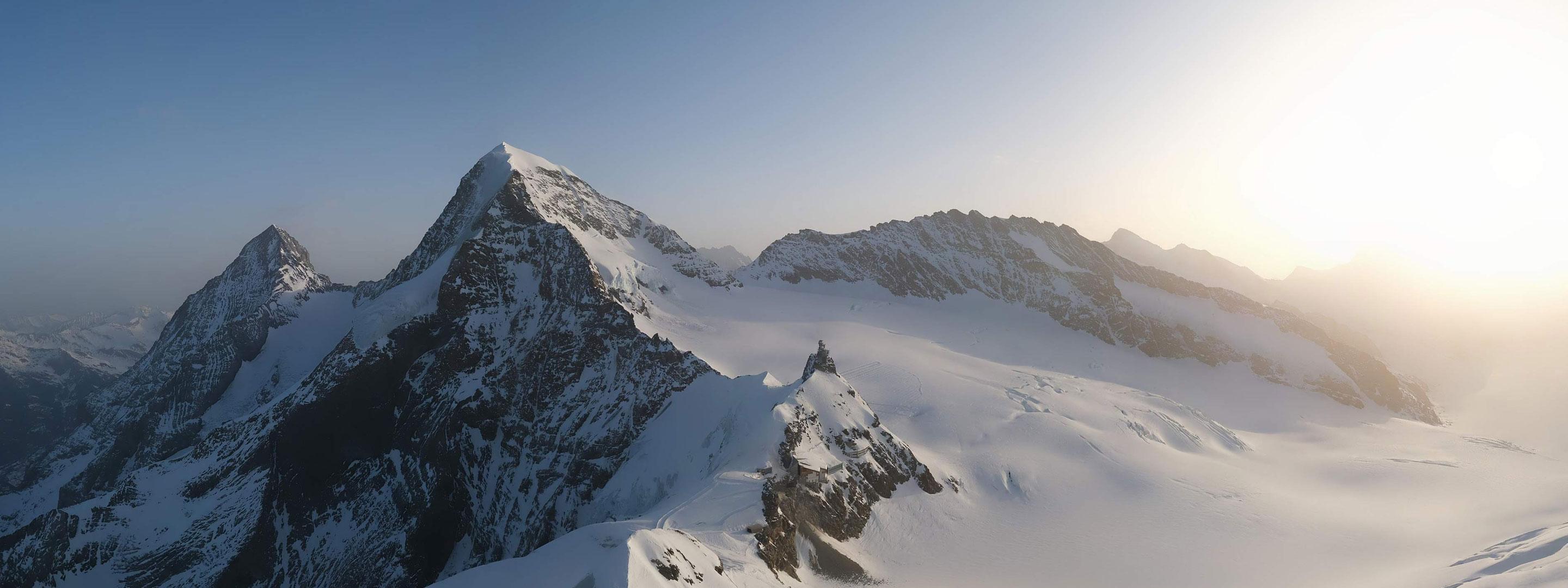 Lever de soleil sur l'arête est de la Jungfrau